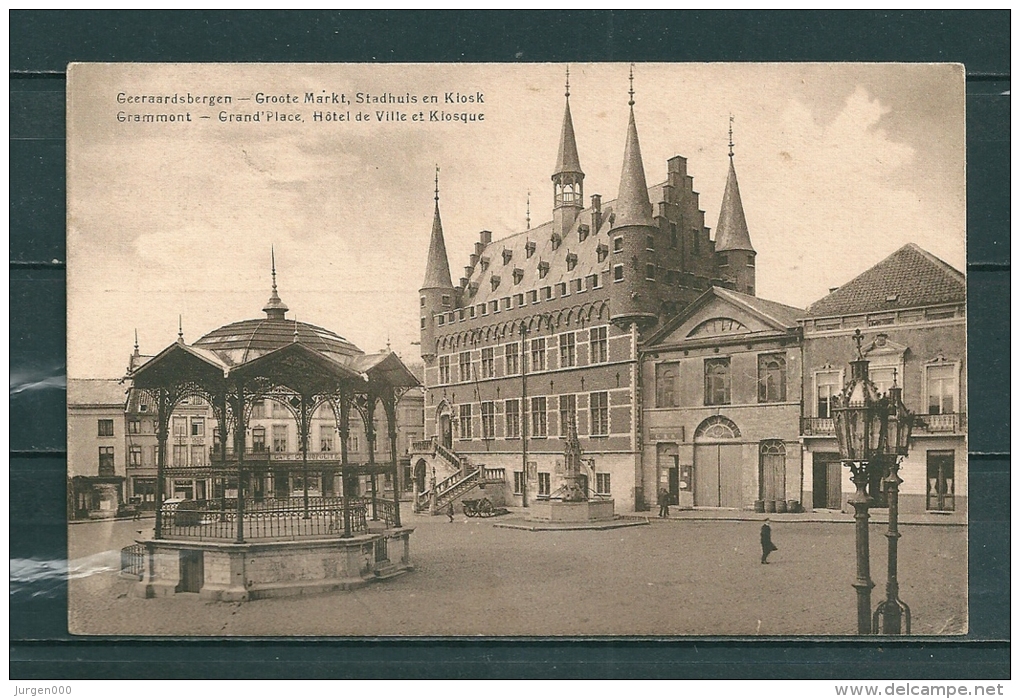 GRAMMONT: Groote Markt Stadhuis En Kiosk, Gelopen Postkaart  (GA14915) - Geraardsbergen