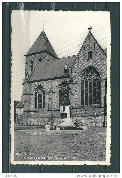 BERLAERE: Kerk En Standbeeld Der Gesneuvelde Helden, Niet Gelopen Postkaart  (GA14965) - Berlare