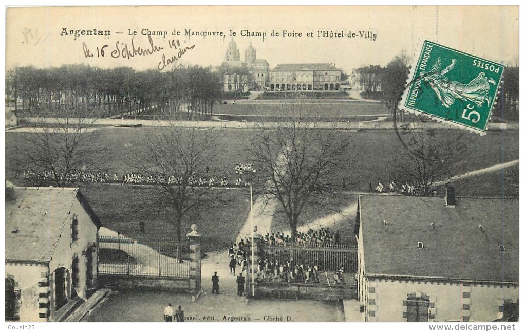 61 ARGENTAN - Le Champ De Manoeuvre, Le Champ De Foire Et L'Hôtel De Ville - Argentan