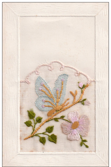 Cpa  Brodee Soie Et Tissus , Fleur Et Papilon - Embroidered