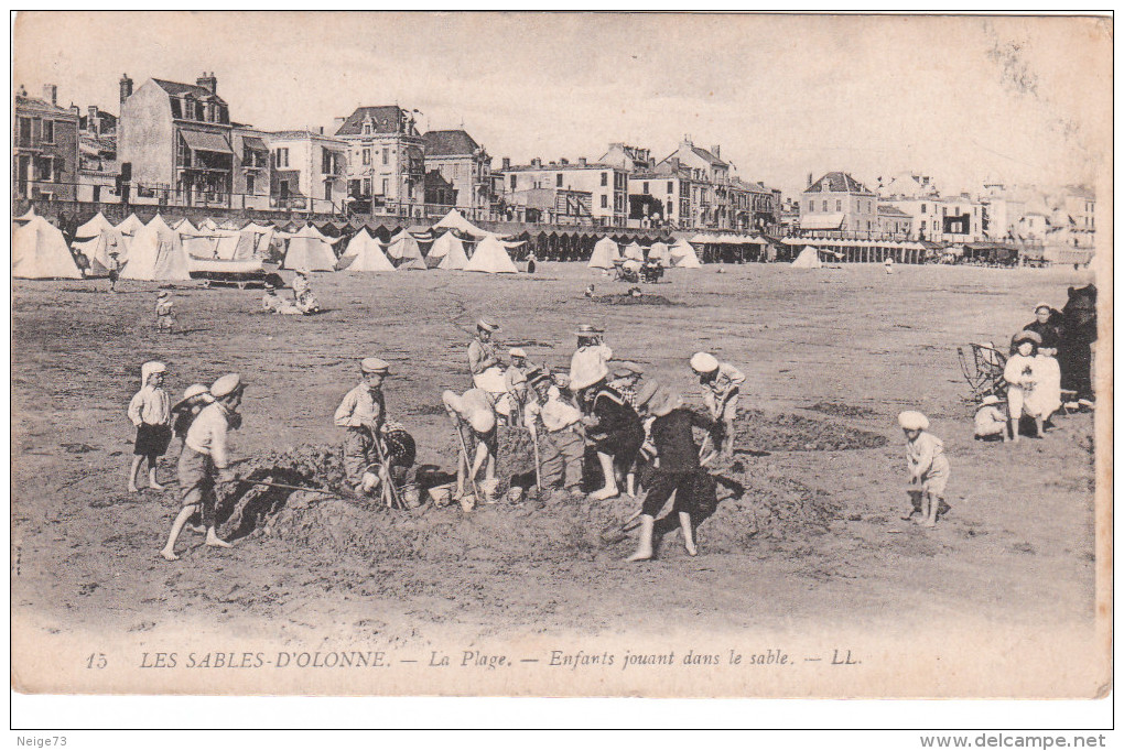 Carte Postale Ancienne Des Sables D´Olonne - La Plage - Enfants Jouant Dans Le Sable - Sables D'Olonne