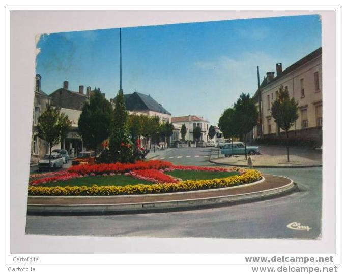 (225) -1- Carte Postale Sur Aizenay En Vendée Dans L"état Regardez Ami 6 Ami 8 Citroen - Aizenay