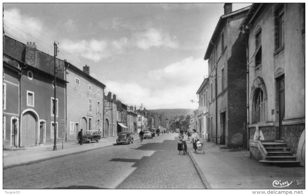 Neuves Maison Rue Du Capitaine Caillon Animation Voiture Année 1960 - Neuves Maisons