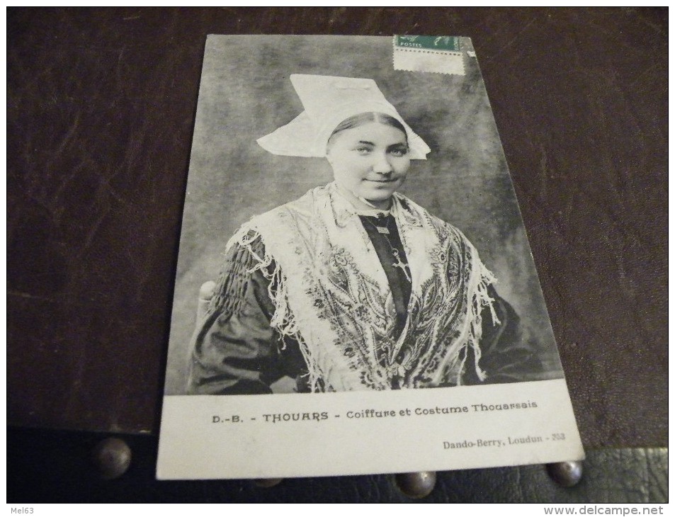 A171..CPA..79..THOUARS..Coiffure Et Costume Thournais.....rare Beau Plan Animé....ecrite & Voyagée 1907 - Thouars