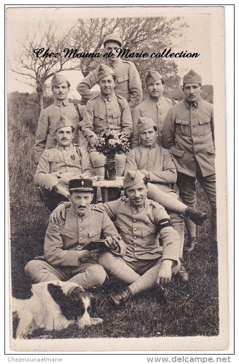 CPA CARTE PHOTO MILITAIRE GROUPE DE SOLDATS ET LEUR CHIEN CROIX DE GUERRE PATTES DE COL NON IDENTIFIEES 778 - Personen