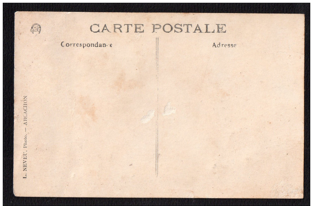 33.GIRONDE.ARCACHON.CARTE PHOTO VILLA FANTAISIE.30 AVENUE NELLY DEGANNE.PHOTO LEO NEVEU.MAUVAIS ETAT.2 SCANS. - Arcachon