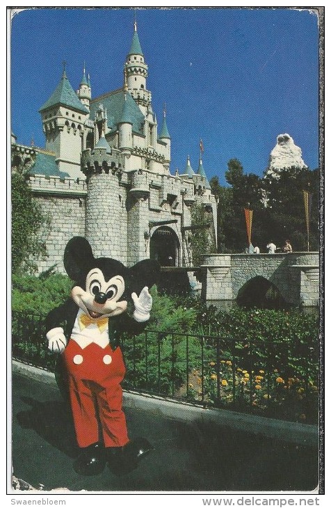 US.- Disneyland. Welcome To Fantasyland. Micky Mouse Greet Visitors In Front Of Sleeping Beauty Castle. 2 Scans - Disneyland