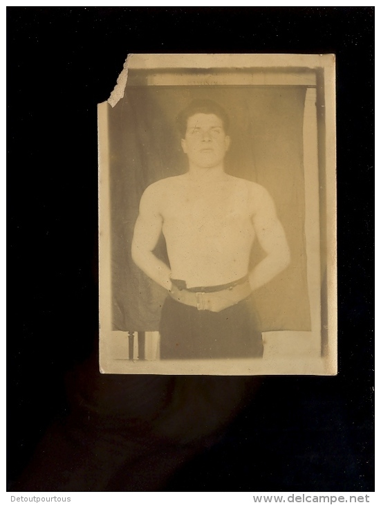 Photo Carte : Jeune Homme Sportif Torse Nu Type Lutteur Lutte Young Sport Man - Worstelen