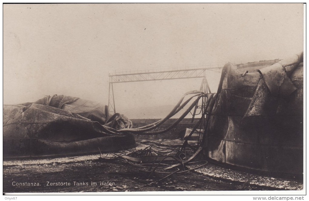 Carte Postale Photo Militaire De CONSTANZA (Roumanie-Roumania) Zerstörte Tanks Im Hafen-Destruction Réservoirs Dans Port - Rumänien