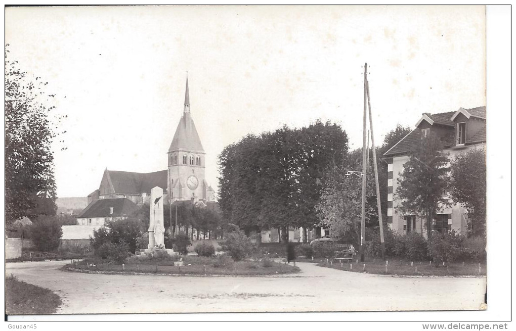 MUSSY SUR SEINE - Place De La Gare   NON INSCRIT    Carte Photo - Mussy-sur-Seine