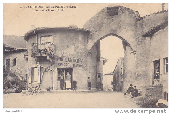 42 - Le Crozet (près La Pacaudière) - Une Vieille Porte (animée, Boulangerie épicerie) - La Pacaudiere