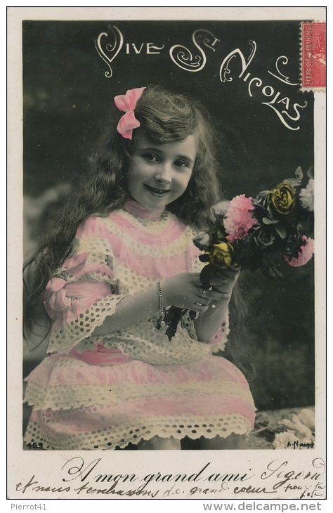 ENFANTS - LITTLE GIRL - MAEDCHEN - Jolie Carte Fantaisie Portrait Fillette Et Fleurs - Portraits