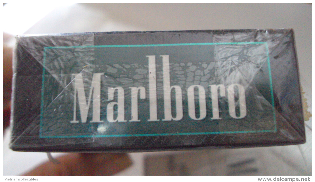 Vietnam Viet Nam MARLBORO Green Opened Empty Hard Pack Of Tobacco Cigarette - Sigarettenkokers (leeg)