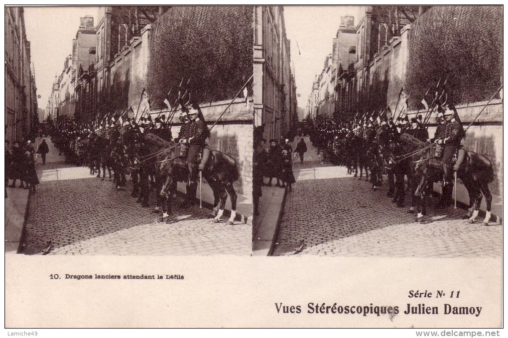 Vues Stéréoscopiques Julien Damoy N°10 Dragons Lanciers Attendant Le Défilé  Série 11 ( Rue De PARIS Chevaux  Uniforme … - Cartes Stéréoscopiques