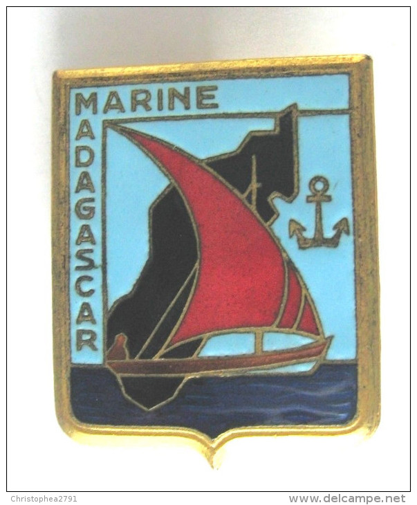 ANCIEN INSIGNE EMAILLE  MARINE NATIONALE LE MADAGASCAR ETAT EXCELLENT DRAGO DE ROMAINVILLE PARIS - Marinera