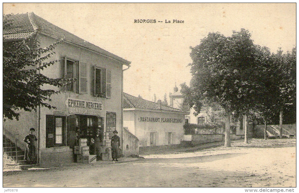 42 - LOIRE - RIORGES - La Place - Très Bon état - 2 Scans - Riorges