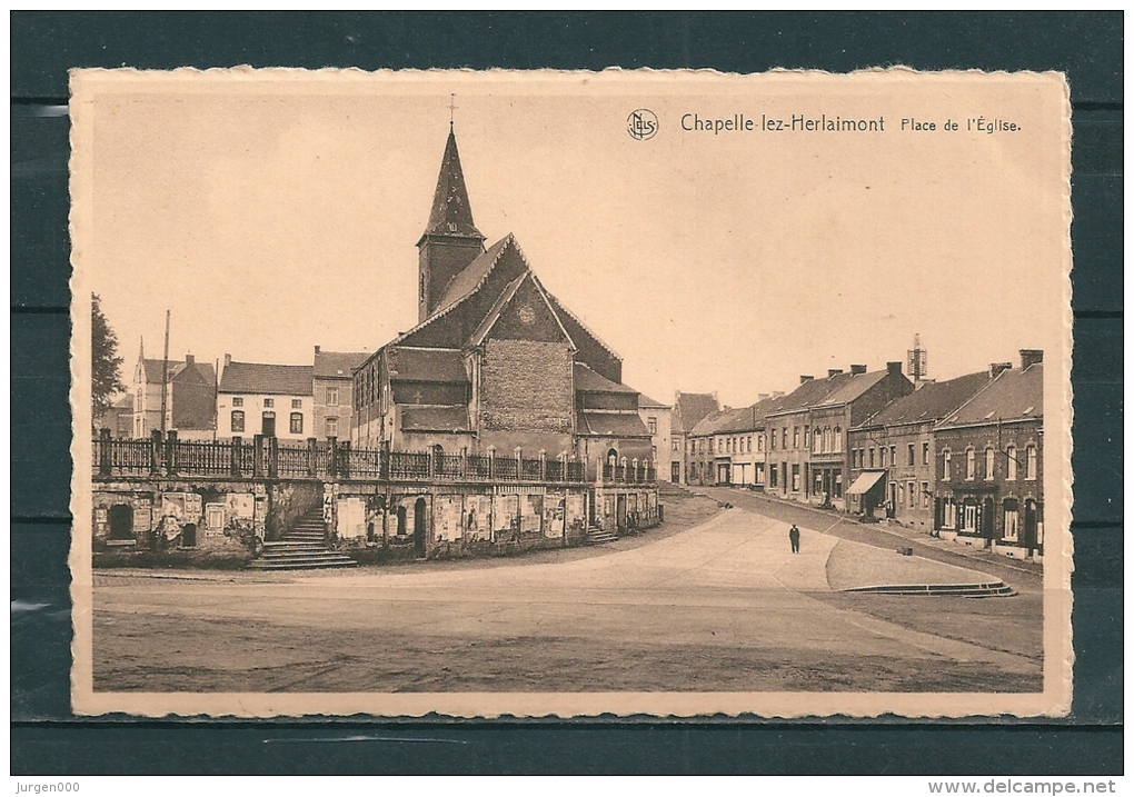 CHAPELLE-LEZ-HERLAIMONT: Place De L'Eglise, Niet Gelopen Postkaart (GA15986) - Chapelle-lez-Herlaimont