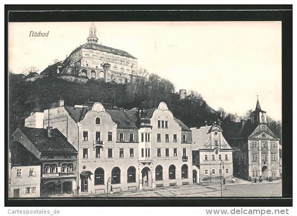 AK Nachod, Teilansicht Mit Geschäften Und Schloss Im Hintergrund - Tschechische Republik