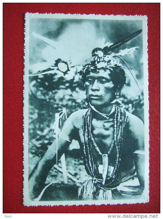 MICRONESIE - CAROLINES - UN SORCIER PARE DE SES FETICHES - LA SUPERSTITION EXERCE ENCORE DANS CES ILES SECULAIRE. - Micronesia