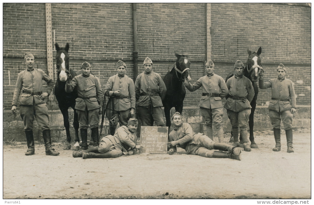 MILITARIA - REGIMENTS - Belle Carte Photo Militaires Et Chevaux De La 8ème RAD "Les Cavaliers De La Remonte -1928 " - Regimenten
