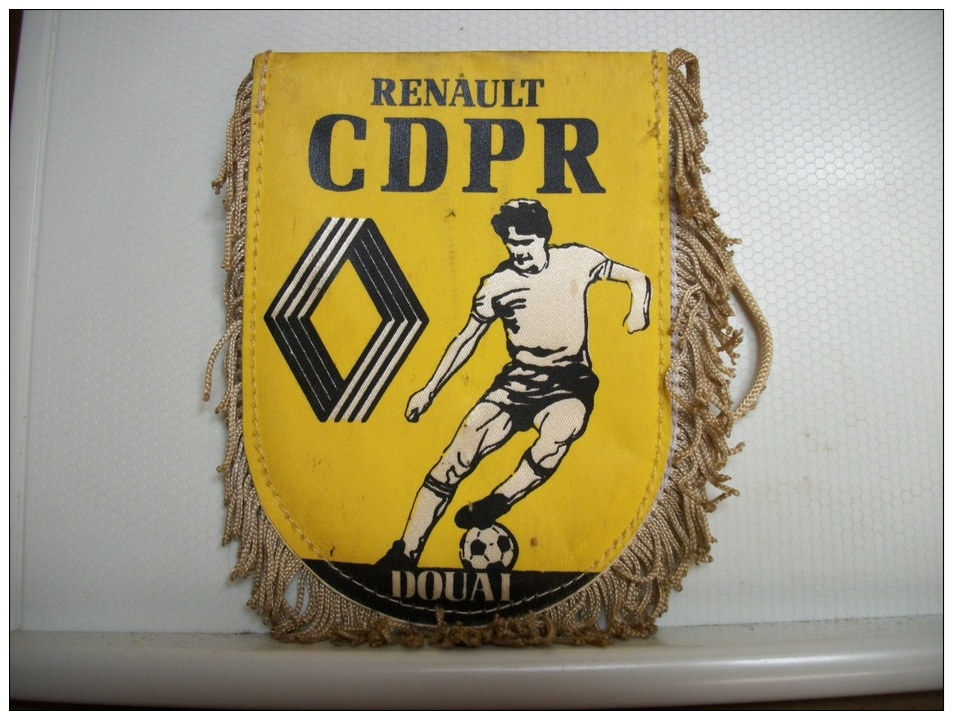 FANION FOOT N° 126 - C.D.P.R. RENAULT DOUAI - 59 NORD - Habillement, Souvenirs & Autres