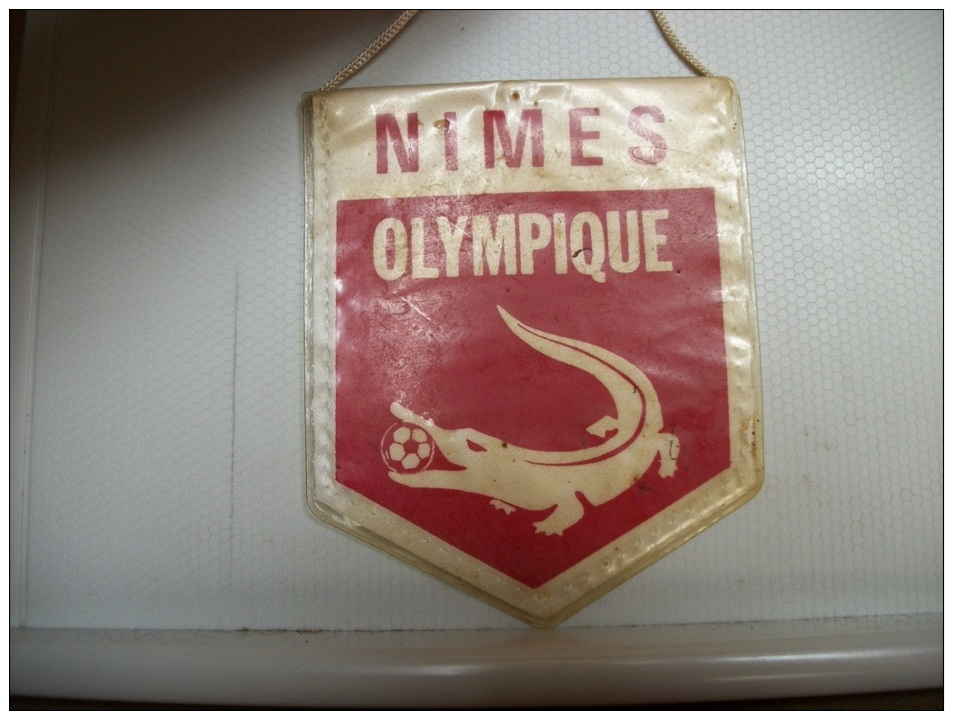 FANION FOOTBALL N° 138 - NIMES OLYMPIQUE - 30 GARD - Abbigliamento, Souvenirs & Varie