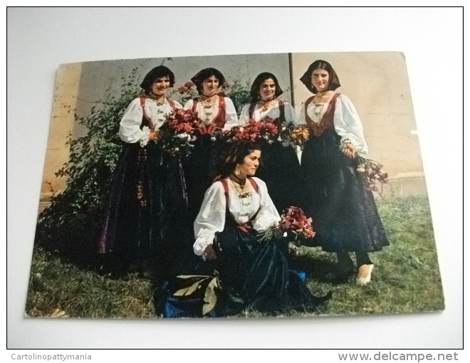 COSTUMI SARDI TORTOLI  Gruppo Di Donne Con Fiori - Costumi