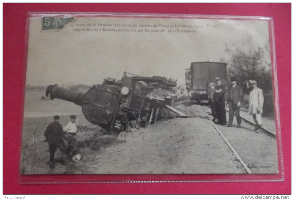 Cp Deraillement Du 16 Octobre Entre Les Stations De Vougy Et Le Coteau Ligne Paray Le Monial A Roanne - Disasters