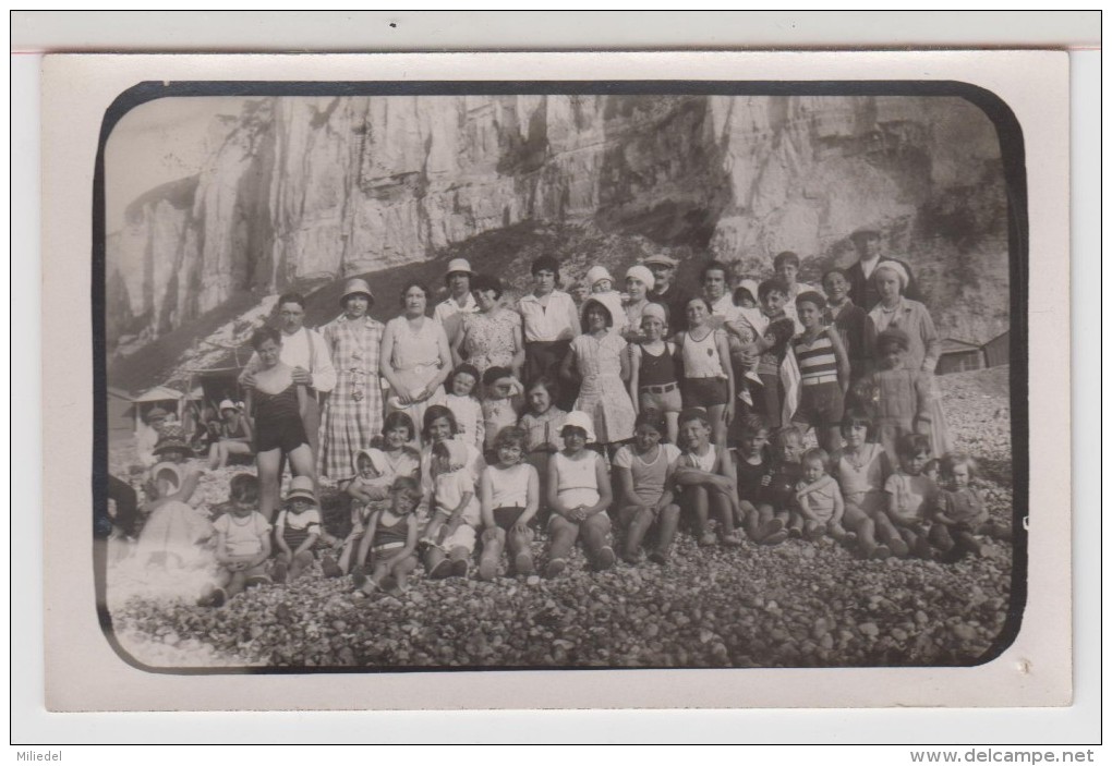 CARTE PHOTO - Groupe De Personnes à La Plage - Colonie De Vacances ? A Identifier ! - Fotografia