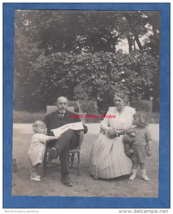 Photo Ancienne - Un Notable Lit Le Journal LE FIGARO Avec Sa Famille - Voir Pipe , Ours / Nounours - TOP - Non Classés