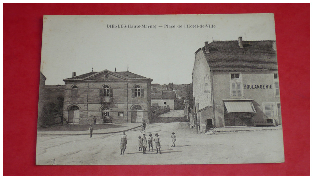 BIESLES - (Haute-Marne) Place De L'Hôtel De Ville - Autres & Non Classés