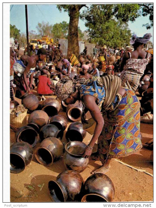 Afrique - Burkina Faso  - Banfora - Marché - Femme Choisissant Un Pot à Sauce - Burkina Faso
