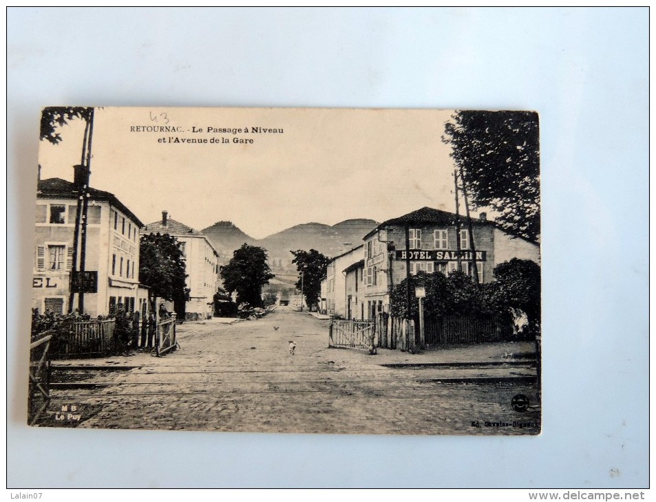 Carte Postale Ancienne : RETOURNAC : Le Passage à Niveau Et L'avenue De La Gare - Retournac