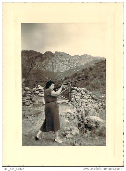 20 - Dans Le Maquis En Corse La Chasse Au Perdreaux,, Femme Avec Un Fusil, Septembre 1956, Photo 10.8/8cm - Lieux