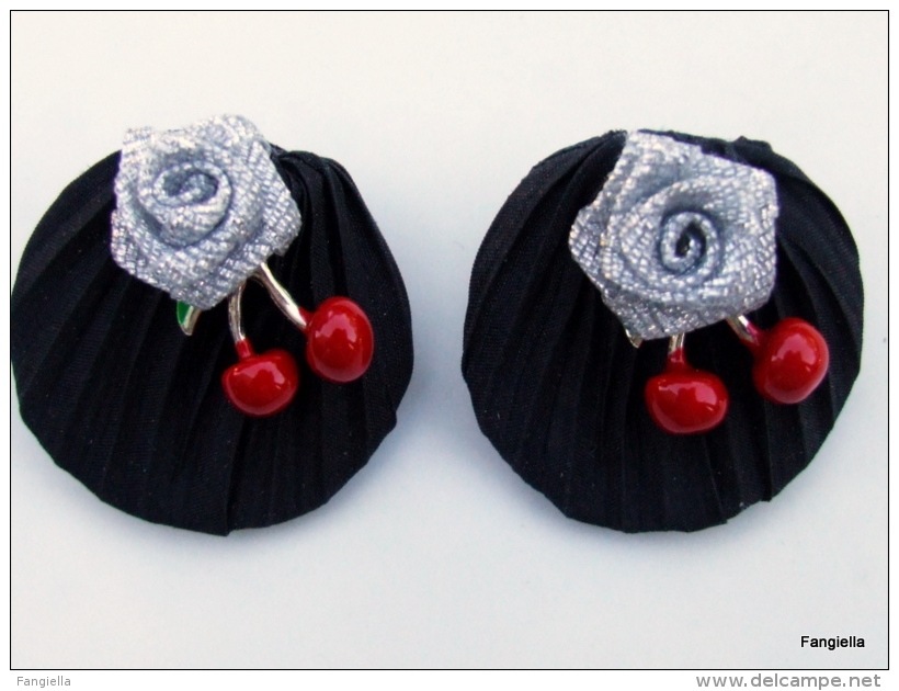 Boucles D'oreilles Clous Soie Shibori Noire Rose Argentée Cerises Rouges émaillées Doublées Cuir - Orecchini