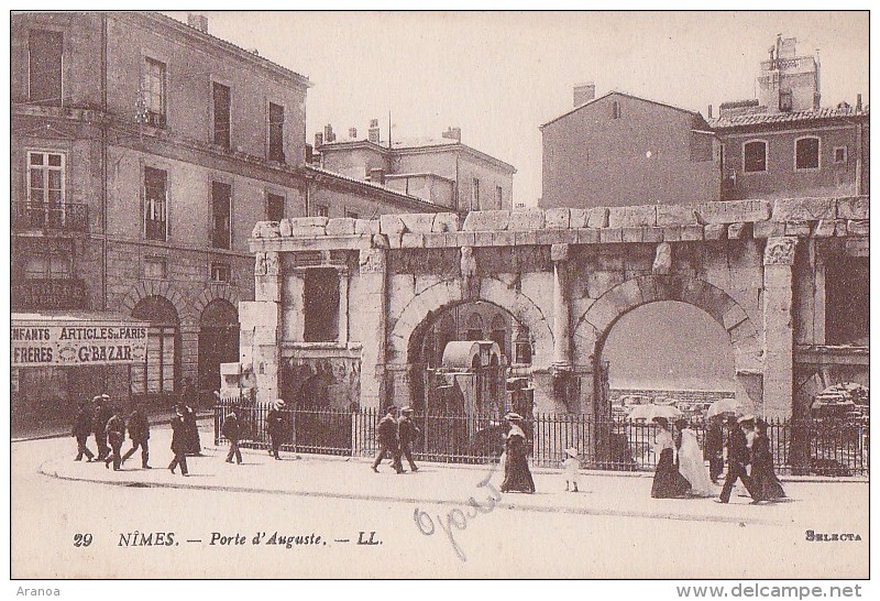 30 -- Gard -- NÎMES  -- Lot de 40 cartes différentes -- Frais de port : 3 euros 15 - lettre économique.