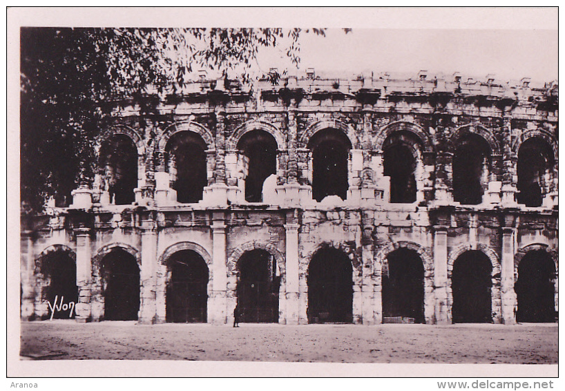 30 -- Gard -- NÎMES  -- Lot de 40 cartes différentes -- Frais de port : 3 euros 15 - lettre économique.