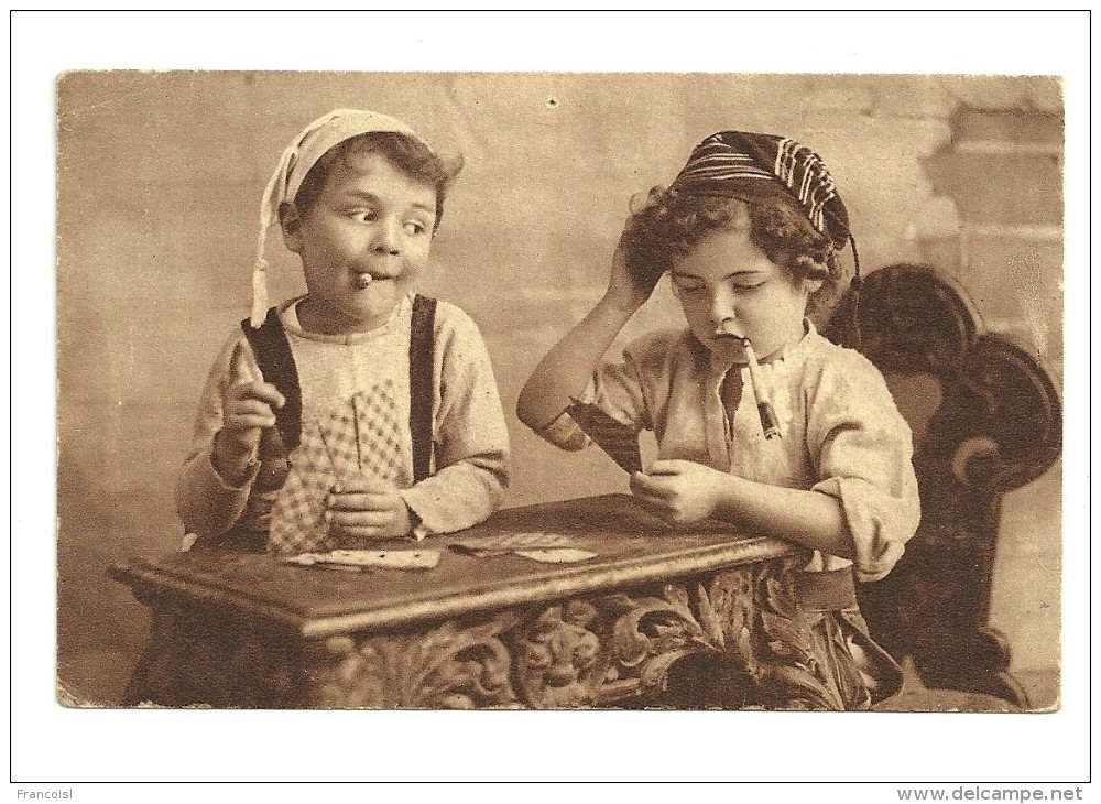 Deux Enfants Qui Jouent Aux Cartes, Fume-cigarette. 1924 - Cartes à Jouer