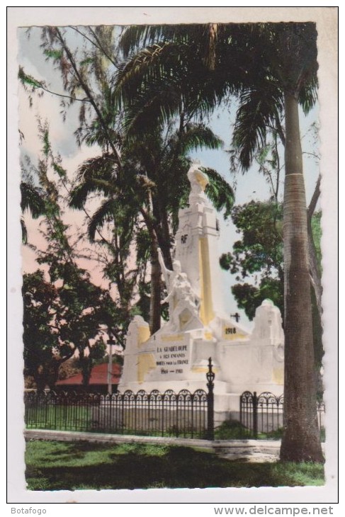 CPM  GUADELOUPE, BASE TERRE, LE MONUMENT AUX MORTS - Basse Terre