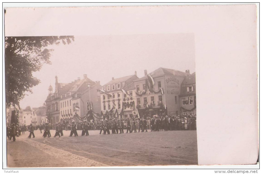 EUPEN Umzug Vor Dem Gasthaus Zum Stadtpark DROGERIE Zum Goldenen Kreuz TOP-Erhaltung Ungelaufen - Eupen Und Malmedy