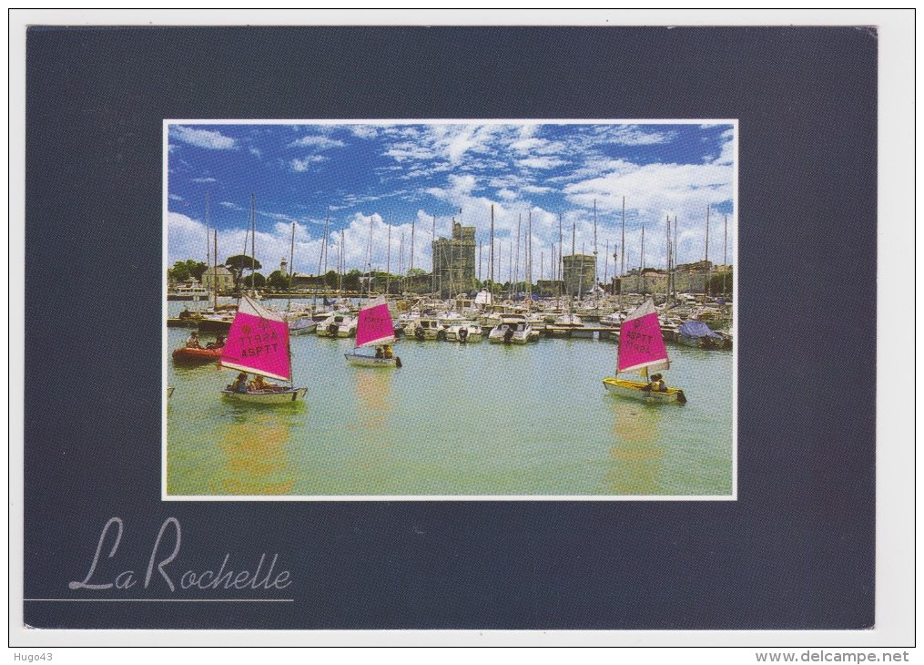 LA ROCHELLE - ECOLE DE VOILE DANS LE VIEUX PORT AVEC VOILIERS - La Rochelle