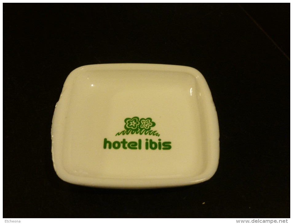 = Cendrier Publicitaire Hôtel Ibis, Genre Arcopal Blanc - Vidrio