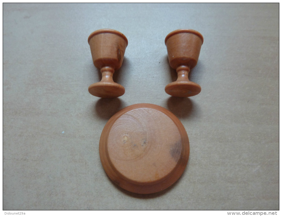 Assiette + 2 Verres Miniatures En Bois (olivier?) (diam Assiette 25mm; Hauteur Verre : 18mm) - Muebles