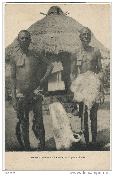 Deshi Nigeria Oriental Types Ankwés Hommes Nus Vetus Peaux De Bete Devant Hutte Collier Fetiche - Nigeria