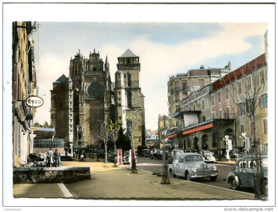 CP - RODEZ (12) AVENUE VICTOR HUGO ET LA CATHEDRALE  STATION ESSO - Rodez