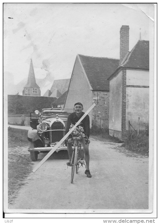 Cycliste Avec Bouquet De Fleurs Au Guidon Devant Une Automobile 1 Photo Sport Cyclisme - Sport