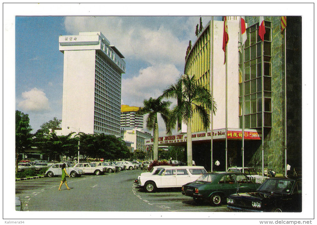 SINGAPOUR  /  SINGAPORE  /  HILTON HOTEL & LIDO CINEMA  ( Automobiles Années 60-70 ) - Singapour