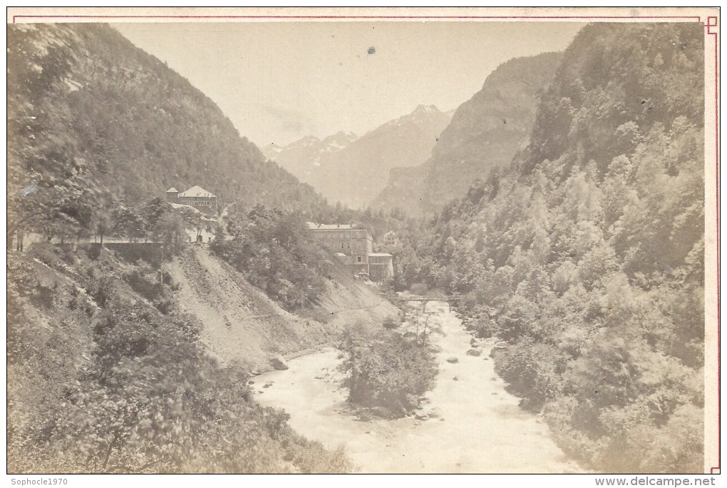 PHOTO ALBUMINEE AVANT 1900 - FORMAT 11 X 16 Sur Carton -64 - PYRENEES ATLANTIQUES - Entrée Des  EAUX CHAUDES - Autres & Non Classés