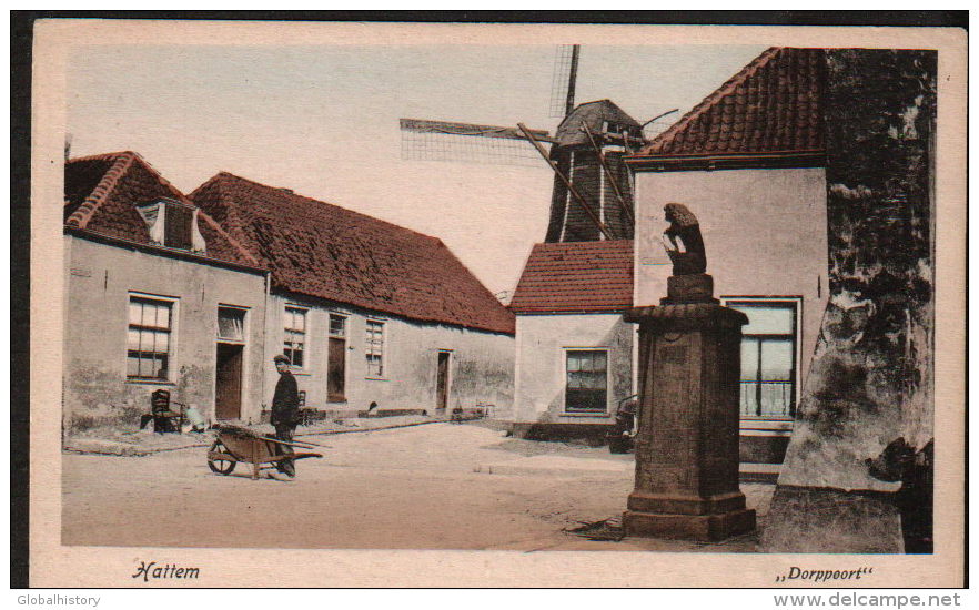 DB2483 - HATTUM - DORPPOORT MET UITZICHT OP DE MOLEN - Hattem