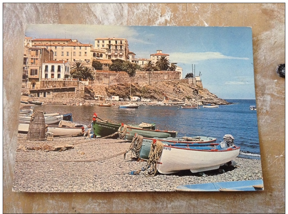 Cerbere Bateaux De Pêche La Plage Et Vue Sur La Ville Cpm - Cerbere